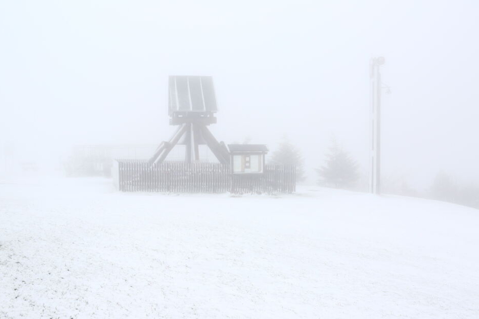 Dicker Nebel im Erzgebirge: Auf dem Fichtelberg-Plateau kann man derzeit kaum die Hand vor Augen erkennen.