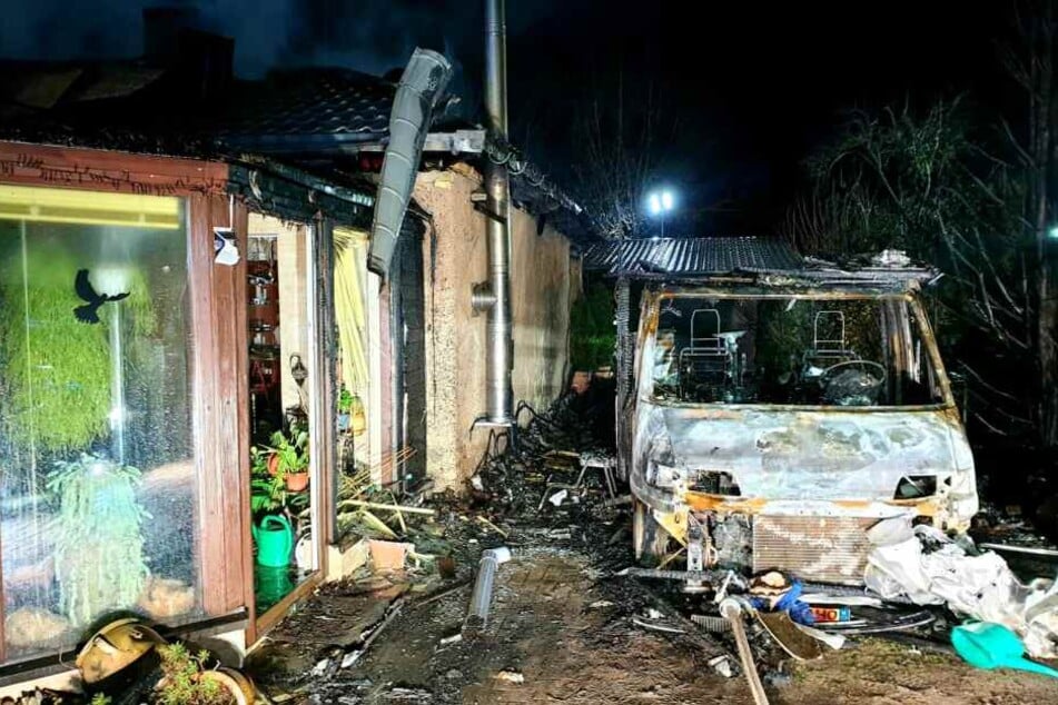 Ein Wohnmobil ist am Samstagabend in Birkenwerder in Brand geraten.