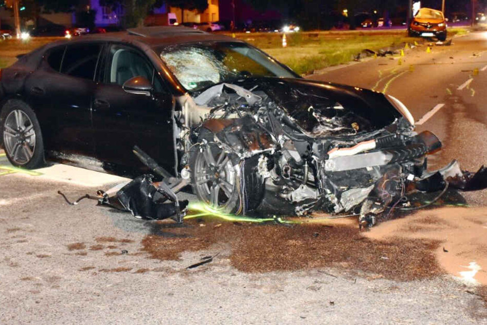 Durch den Aufprall wurde der Porsche Panamera 30 Meter vom Unfallort weggeschleudert.
