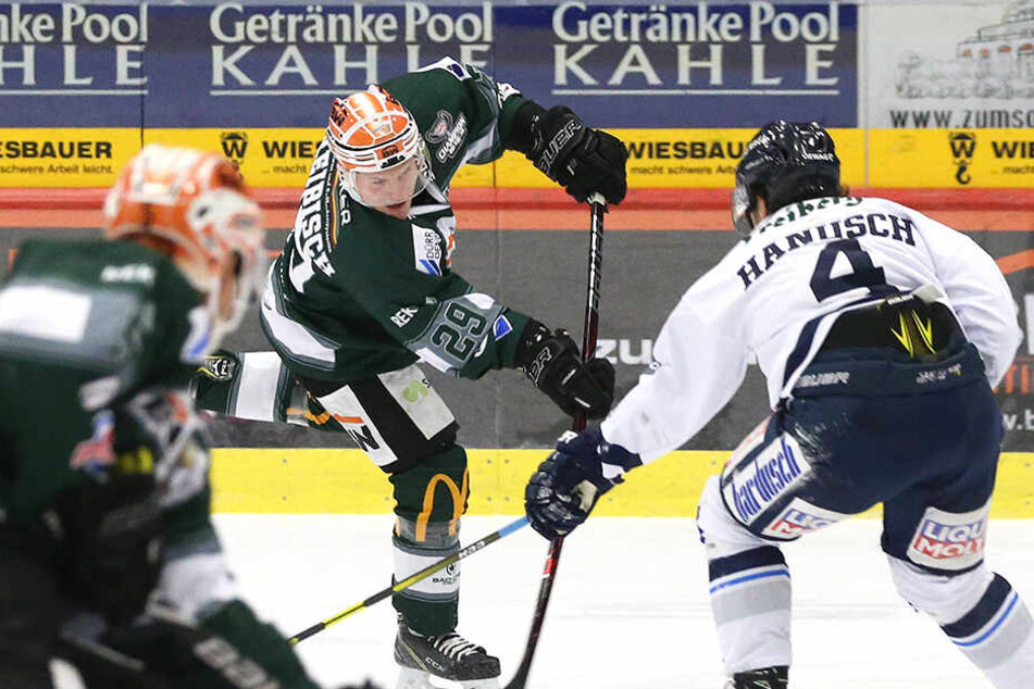 Szene von einem der Hauptrunden-Spiel der Eislöwen gegen die Bietigheim Steelers: Steve Hanusch (Nr. 4) im Zweikampf mit Alexander Preibisch.