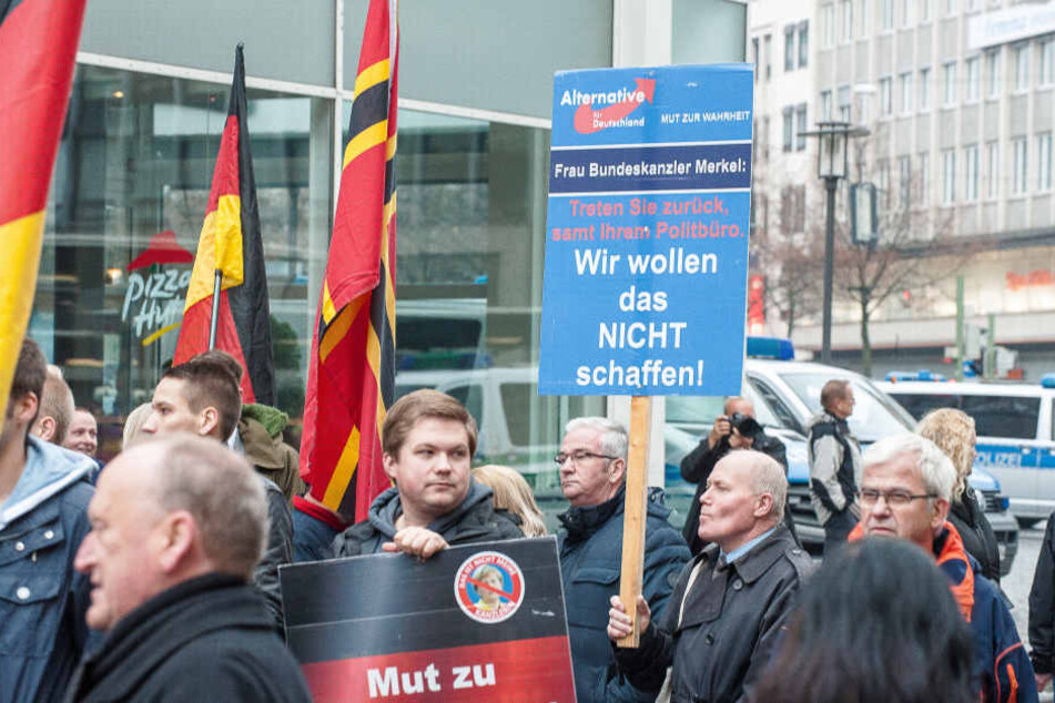 Die AfD-Anhänger zeigten, was sie von Angela Merkel halten.