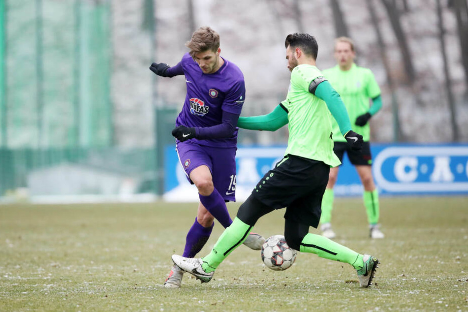 Philipp Zulechner (l.) im Zweikampf mit Filip Krstic.