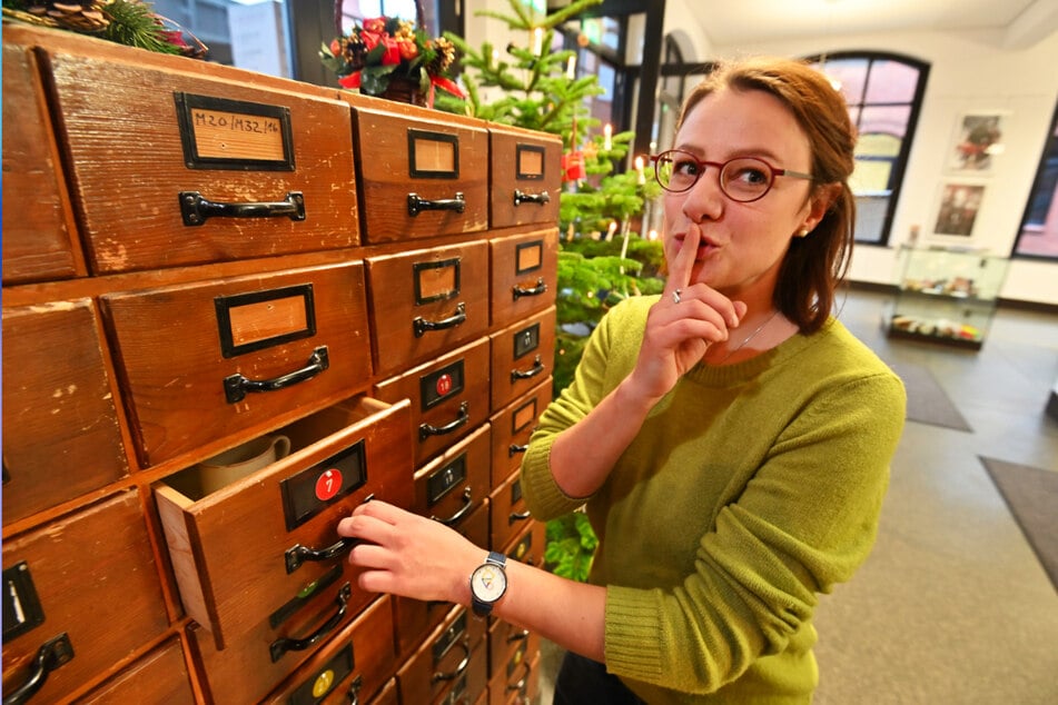 Pssst! Carola Hütcher vom Industriemuseum Chemnitz verrät noch nicht, was in der Schublade steckt.