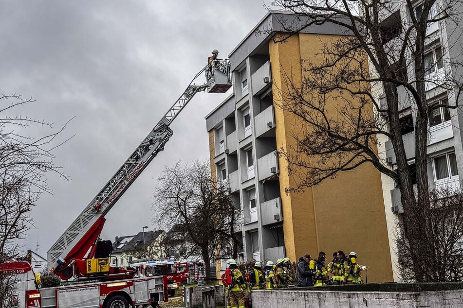 Ziemlich hoch hinaus ging es für die Böblinger Feuerwehr am Montagmittag nach einem Wohnungsbrand.