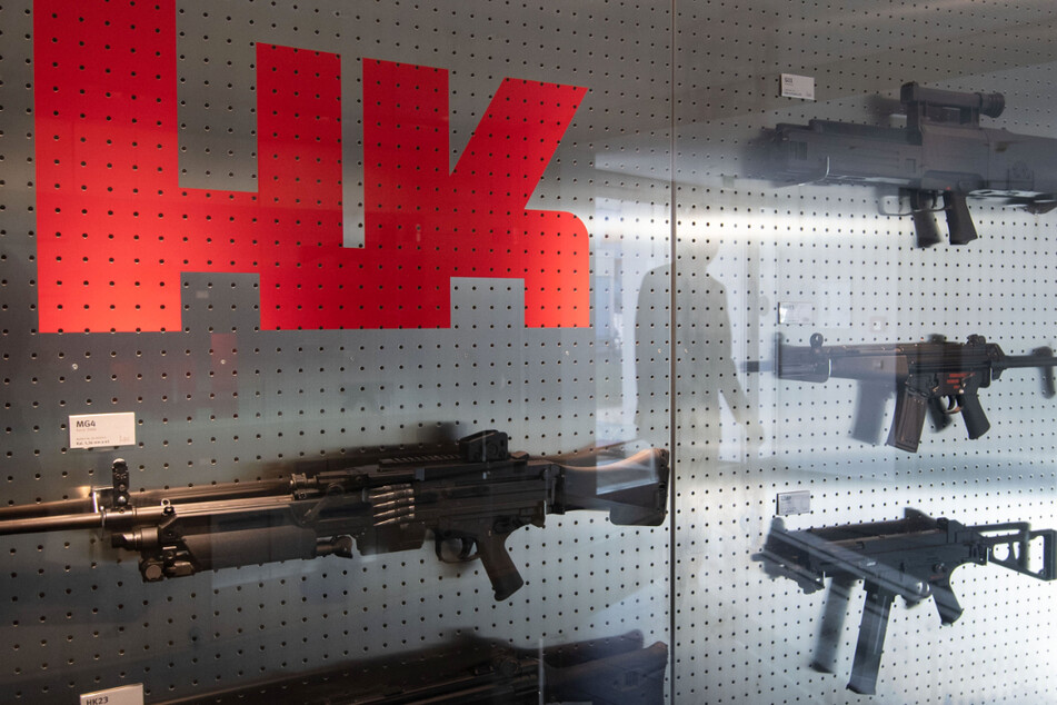 Waffen sind an einer Präsentationswand von Heckler & Koch in Oberndorf zu sehen.