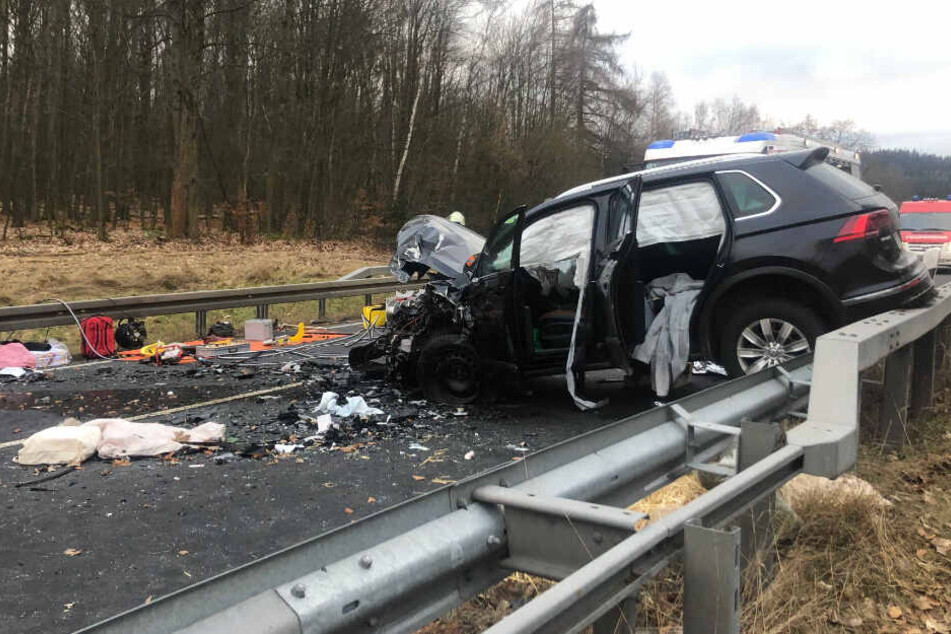 Die beiden Fahrzeuge rasten frontal ineinander.