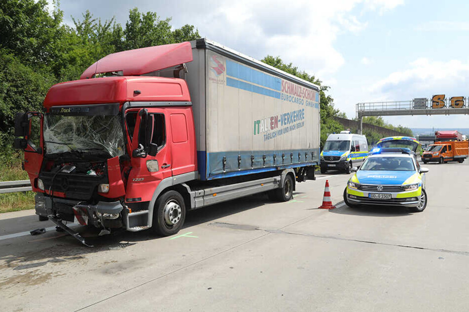 Das völlig zerstörte Cockpit des LKW.