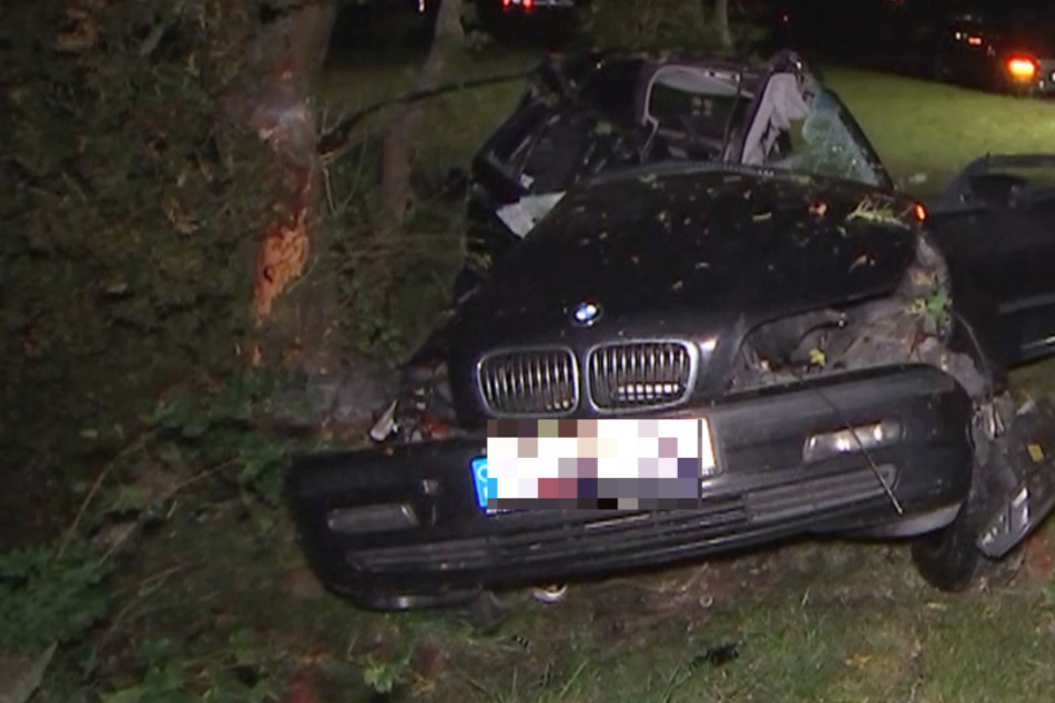Der BMW kam von der Fahrbahn ab und krachte gegen einen Baum. Die Beifahrerseite wurde komplett zerstört.