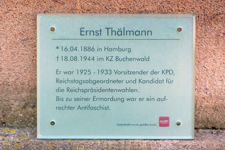 Ein Acrylschild soll über den Politiker Ernst Thälmann aufklären.
