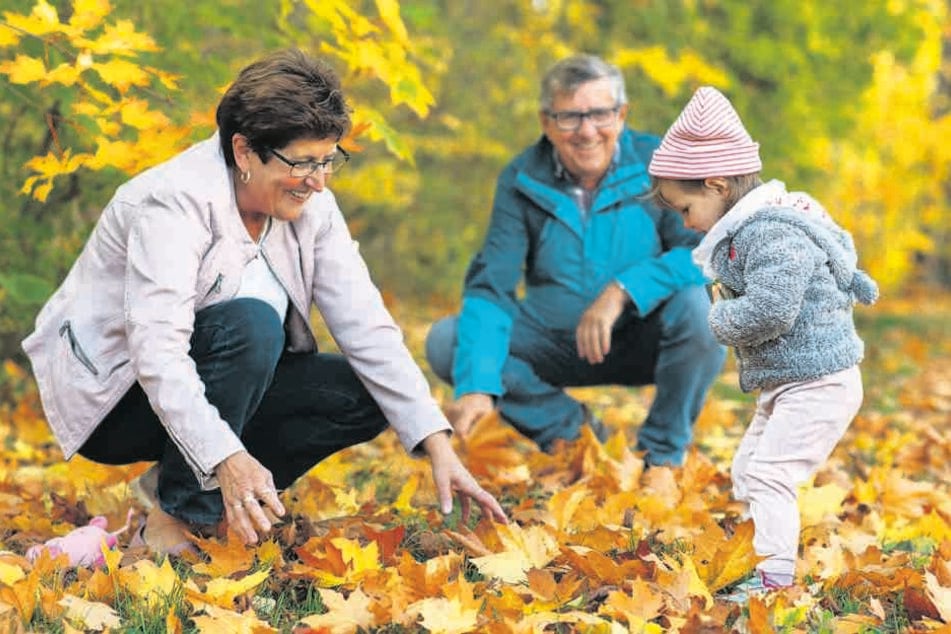 Glück im Herbst: Alexandrina und ihre Paten-Großeltern haben immer viel Spaß.