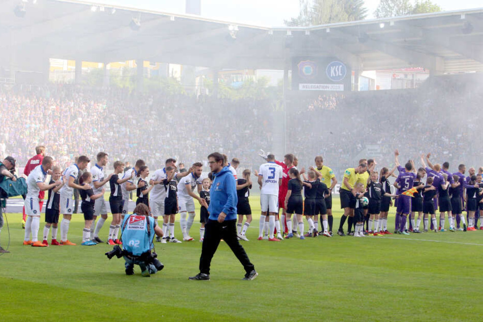 Angespannt bis zum Letzten: Hannes Drews vor dem Rückspiel in der Relegation gegen Karlsruhe. Er packte den Klassenerhalt - und trat völlig am Ende mit sich und der Welt zurück.