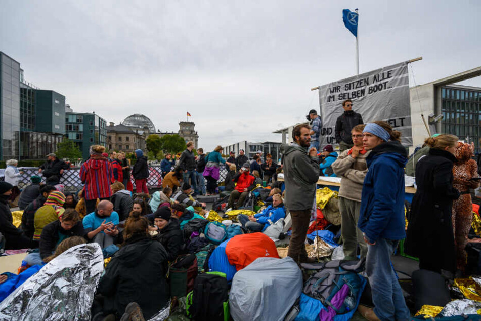 Aktivisten der Klimabewegung "Extinction Rebellion" haben während ihrer Aktionswoche "Berlinblockieren" die Marschallbrücke blockiert.