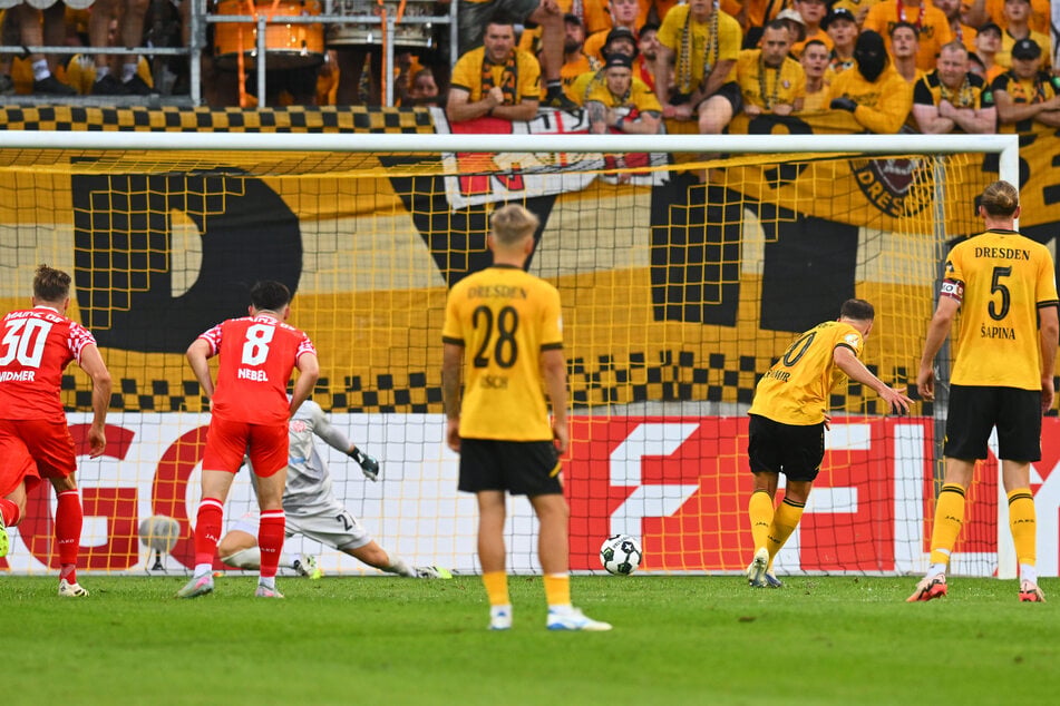 Fehlschuss 1: Jakob Lemmer (26, 2.v.r.) scheiterte im DFB-Pokal beim Stand von 0:0 am Mainzer Keeper Robin Zentner (31, verdeckt).