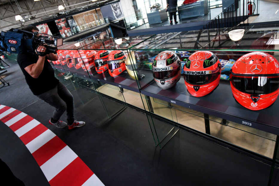 Helme des ehmaligen Rennfahrers Michael Schumacher stehen in der Ausstellung "Michael Schumacher Private Collection" in des Auto-Showrooms Motorworld.