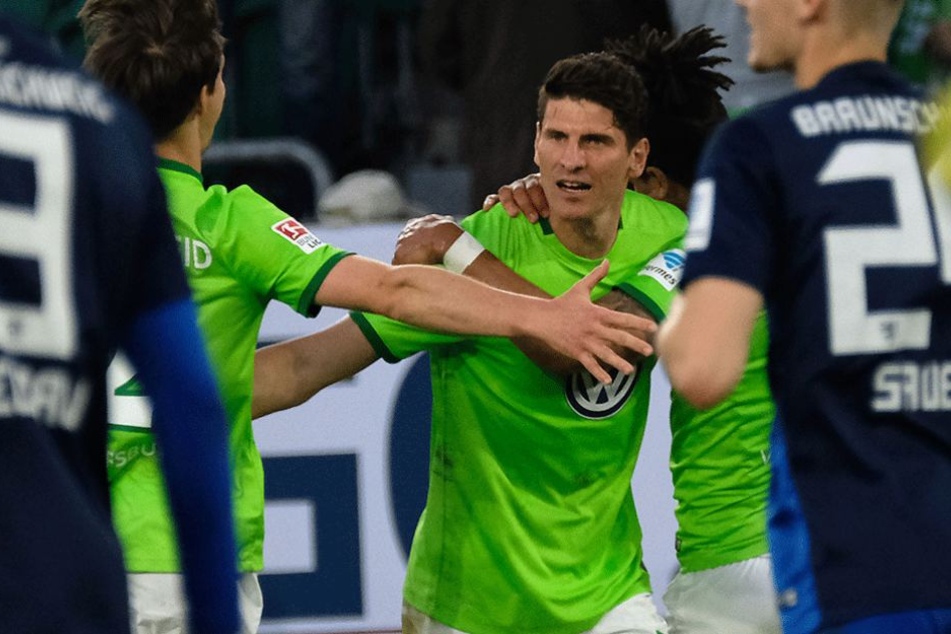 Mario Gomez jubelt über seinen Treffer zum 1:0.
