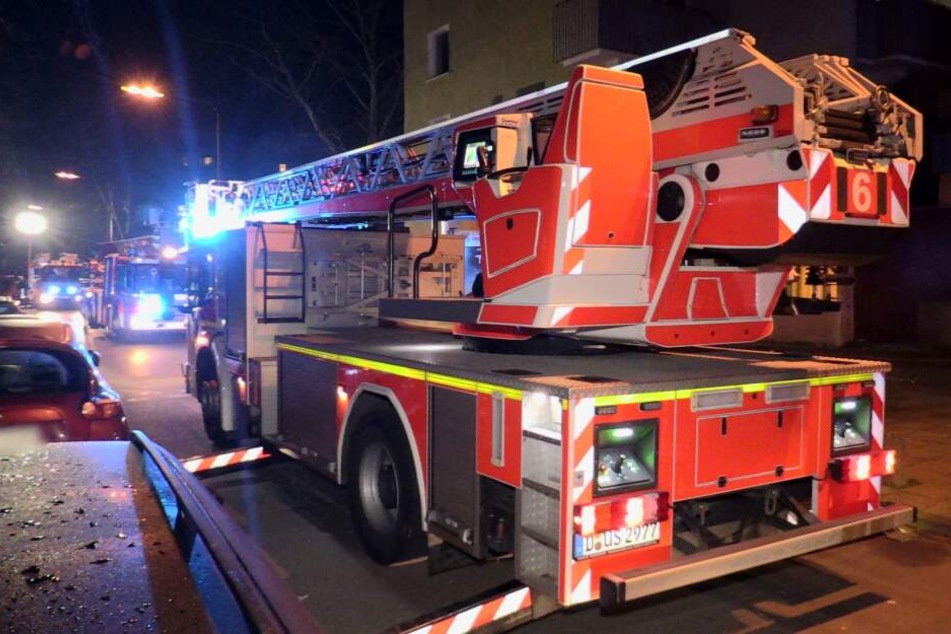 Die Feuerwehr rückte mit einem Großaufgebot zum Brand an der Potsdamer Straße an.