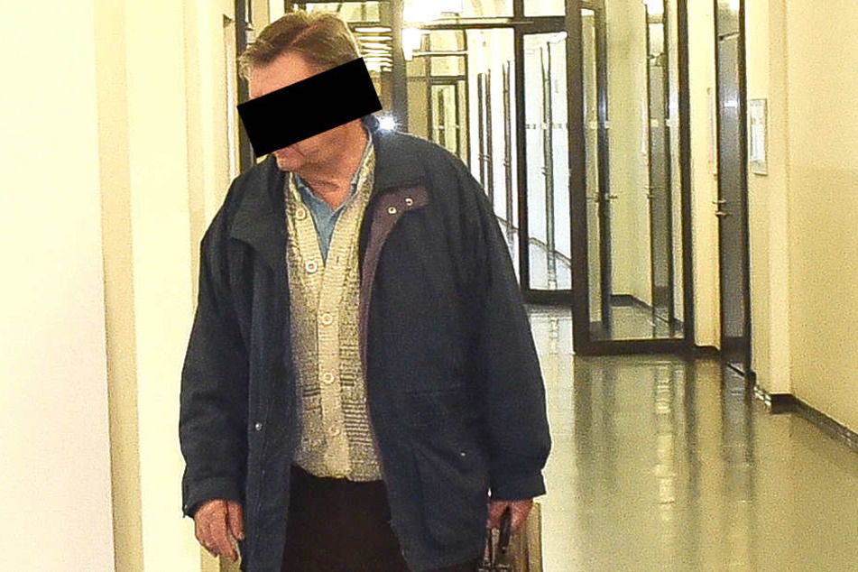Imker-Rebell Klaus S. (68) musste am Mittwoch vor dem Dresdner Amstgericht antreten.