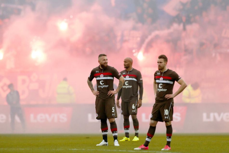 Beim Stadt-Derby im März gab es mehrere Unterbrechungen wegen Pyro-Technik.