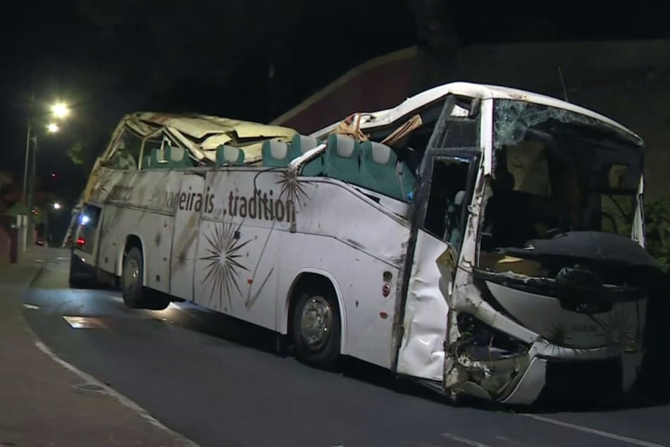 Ein Fahrzeug schleppt einen demolierten Bus ab.