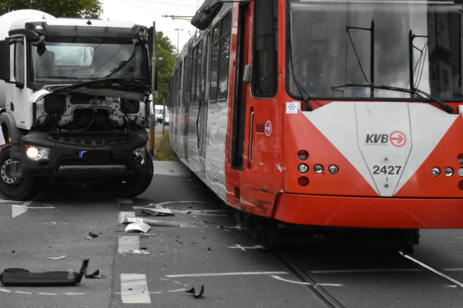 Der Betonmischer krachte beim Abbiegen in die KVB-Bahn.
