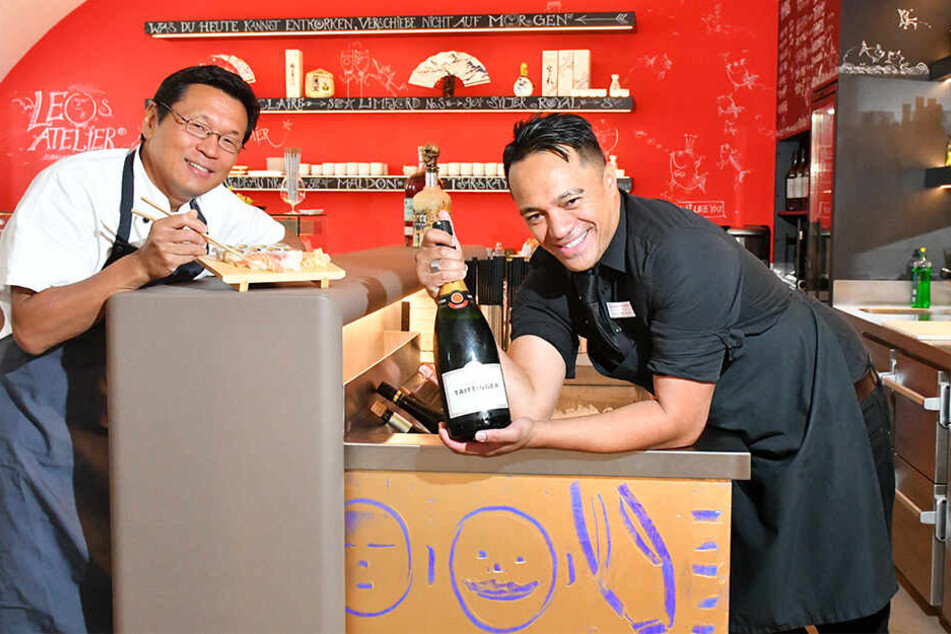 Takamitsu "Taka" Hanawa (47, l.) aus Japan und Mouiti "Mo" Manapori (39) verwöhnen die Gäste in der Austern- und Sushi-Bar im Taschenbergpalais.