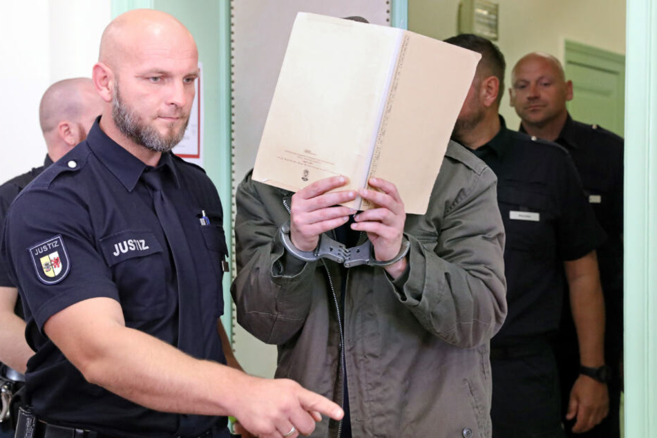 Vor Beginn des Prozesses wegen Mordes durch Unterlassen und Misshandlung von Schutzbefohlenen in sieben Fällen wird der angeklagte Stiefvater in den Gerichtssaal geführt.