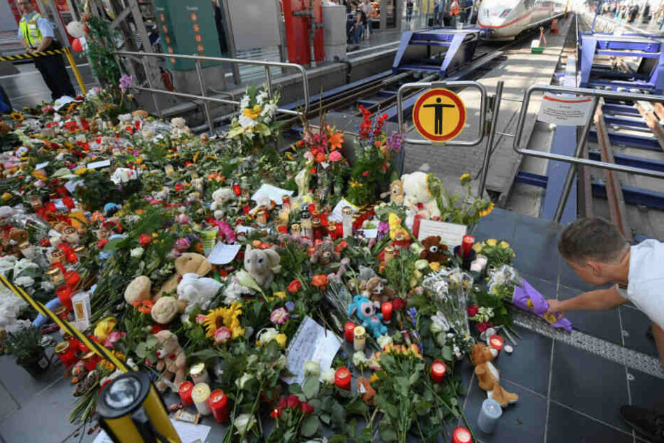 Ein Mann legt Blumen am Gleis 7 des Frankfurter Hauptbahnhofs nieder.