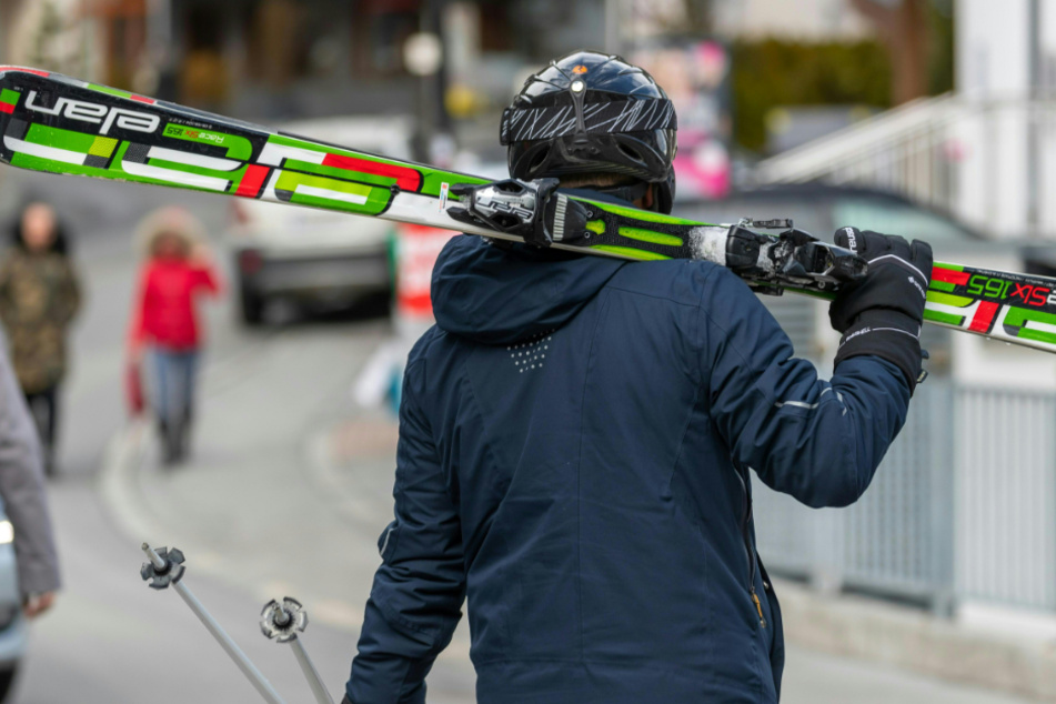 Skifahrer mit geschulterten Skiern gehören normalerweise in Ischgl zum Ortsbild.