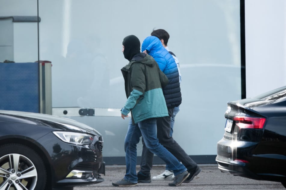 Eine Person wird von Polizisten in den Bundesgerichtshof gebracht.