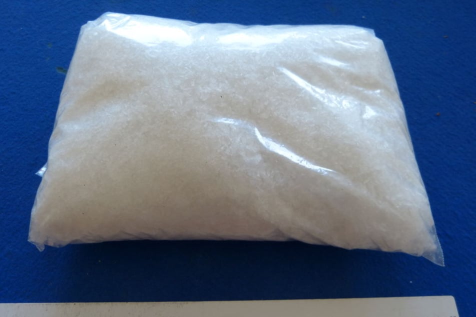 Der Zoll hat an der Grenze einen 32-Jährigen mit 900 Gramm Crystal erwischt.
