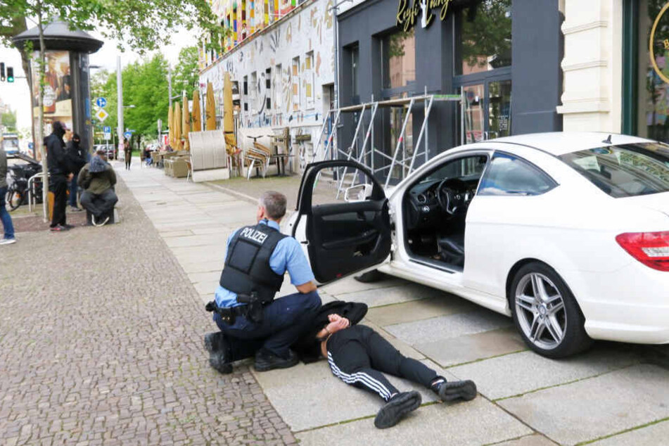 Das Ende einer Drogengang. Polizisten nehmen die Dealer am 9. Mai 2019 vor einer Shisha-Bar an der Karl-Liebknecht-Straße fest.