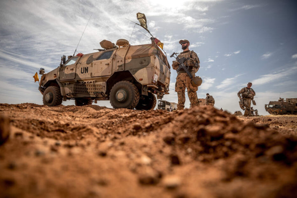 Ein Soldat der Bundeswehr steht am Flughafen nahe des Stützpunktes in Gao im Norden Malis. Aktuell sind 1058 deutsche Soldaten auf Friedensmission in dem afrikanischen Land, darunter Dutzende Sachsen.