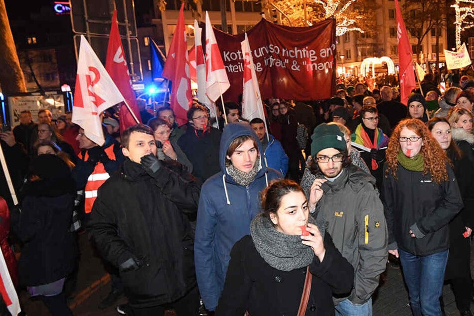 Bei dieser Demo in Paderborn zu einer AfD-Kundgebung setzte Ezgi Bilge Güyilda (Mitte) eine Trillerpfeife ein, wegen der sie jetzt vor Gericht steht.
