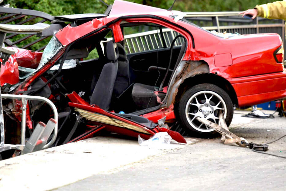 Auf der B96 kam es am Sonntagabend zu einem heftigen Unfall.