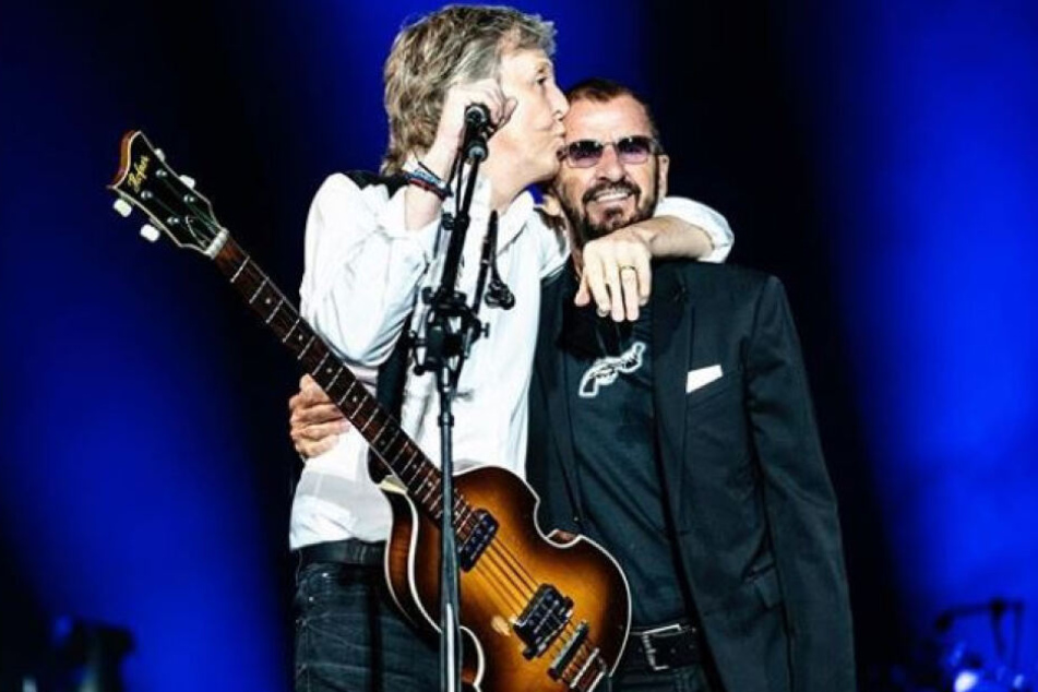 Paul McCartney (77) bereitete seinem ehemaligen "Beatles"-Kollegen Ringo Starr (79) auf der Bühne einen herzlichen Empfang.
