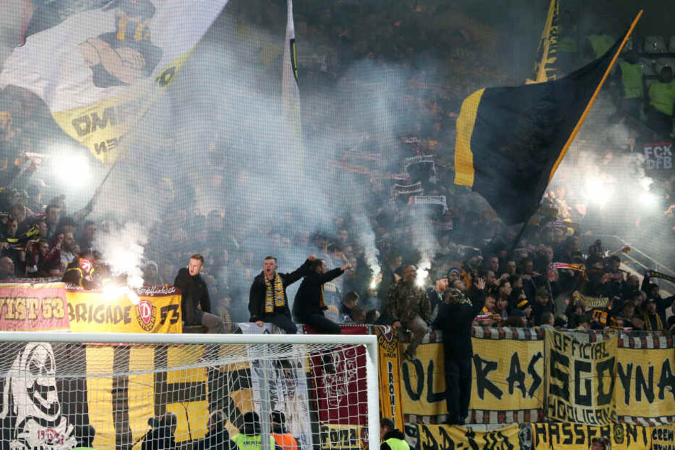 Beim Auswärtsspiel in Aue benahmen sich einige Dynamo-Fans daneben.