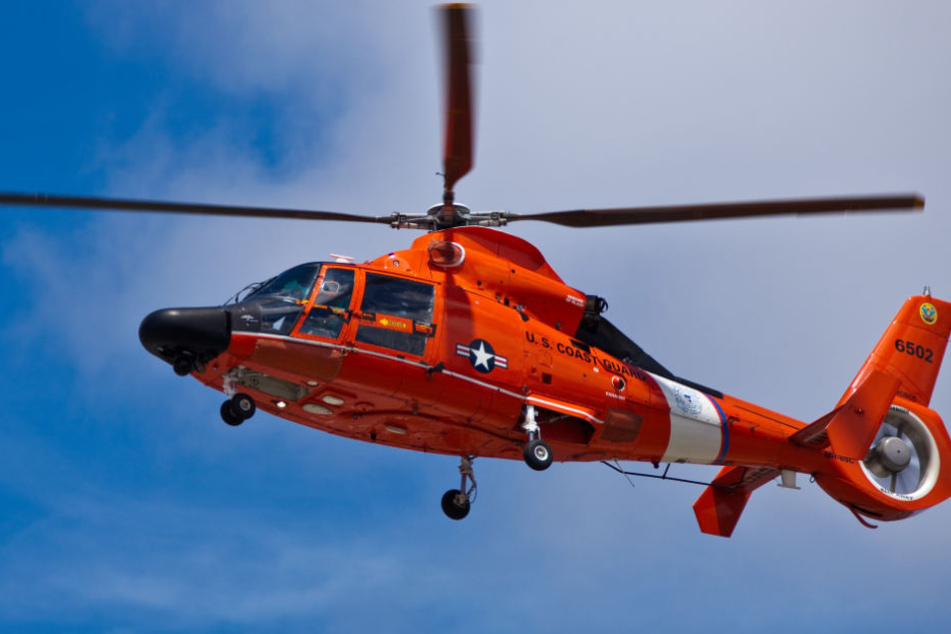 Der Rettungshubschrauber bringt den Schwerverletzten in ein Krankenhaus. (Symbolbild)