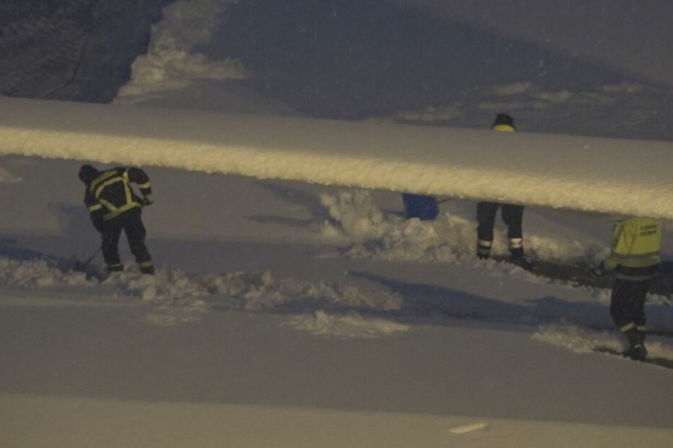 Emsig! Auf dem Flughafengelände hat der Winterdienst alle Hände voll zu tun.