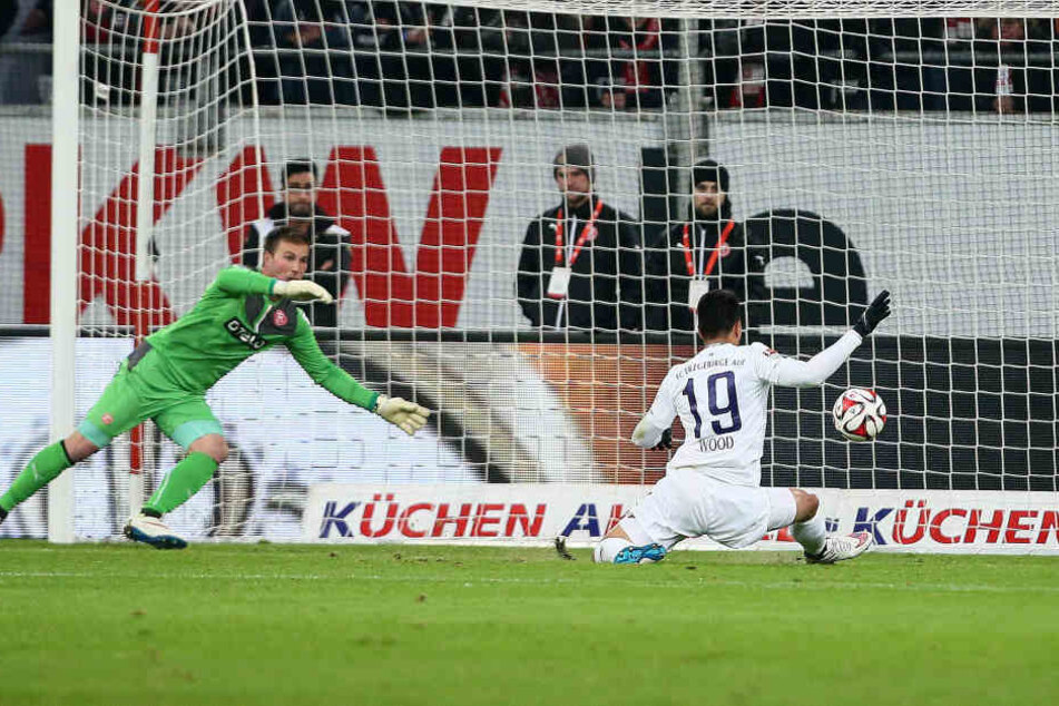 Bobby Wood (r.) überwindet den Düsseldorfer Schlussmann Michael Rensing, es ist Aues 400. Tor in der 2. Bundesliga.
