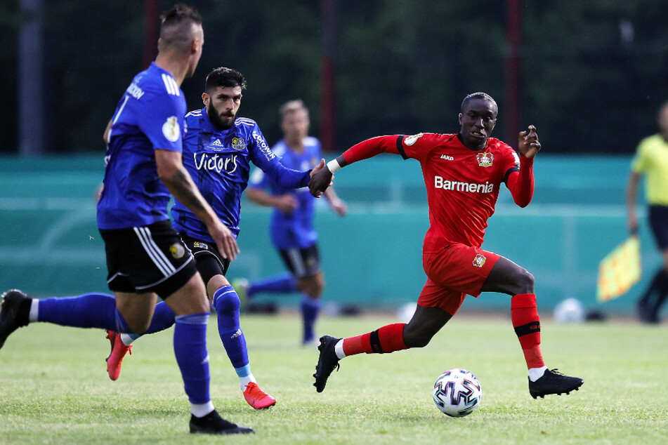 Moussa Diaby (r.) bereitete dem FCS mit seinem hohen Tempo einige Probleme. Hier hecheln ihm Fanol Perdedaj (M.) und Christopher Schorch hinterher.