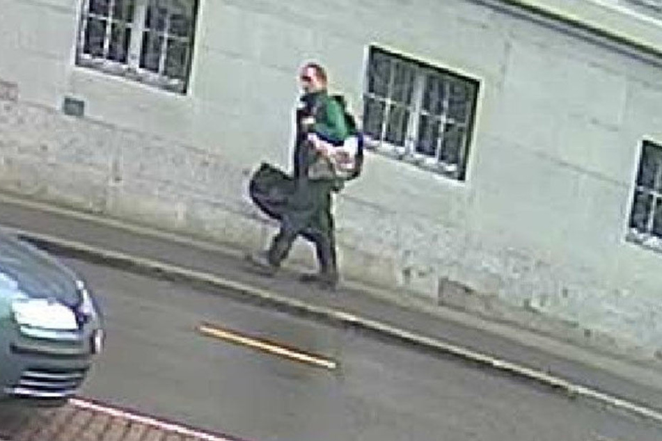 Die Schweizer Polizei veröffentlichte ein weiteres Foto des Mannes.