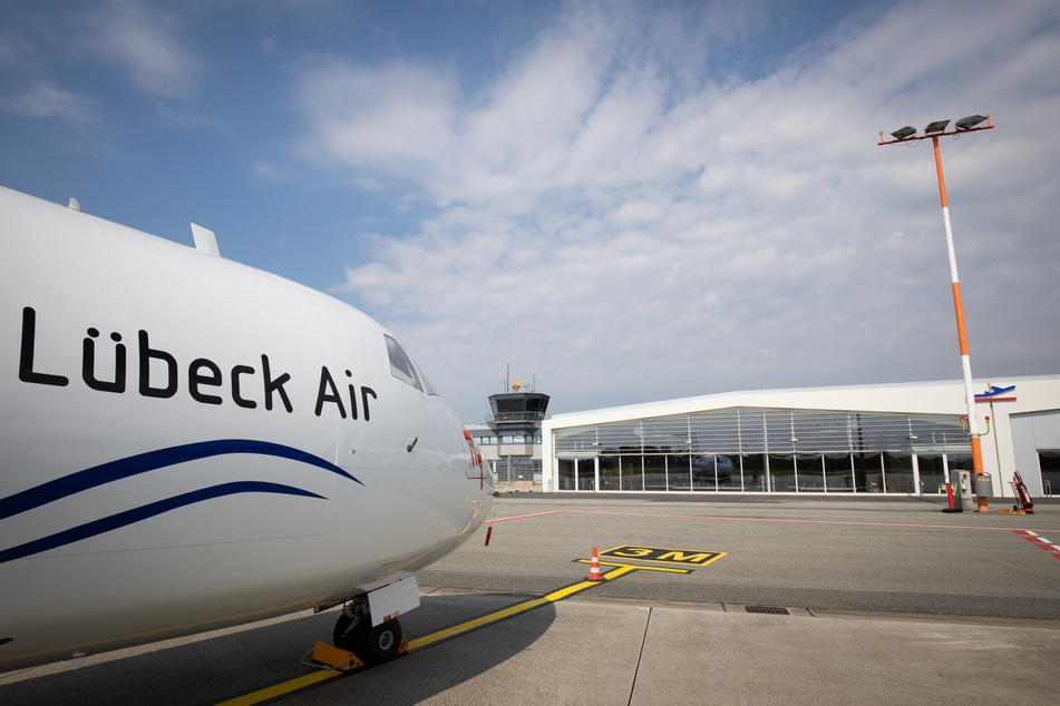Eine Maschine der Lübeck Air steht auf dem Vorfeld vor dem Abflugterminal.