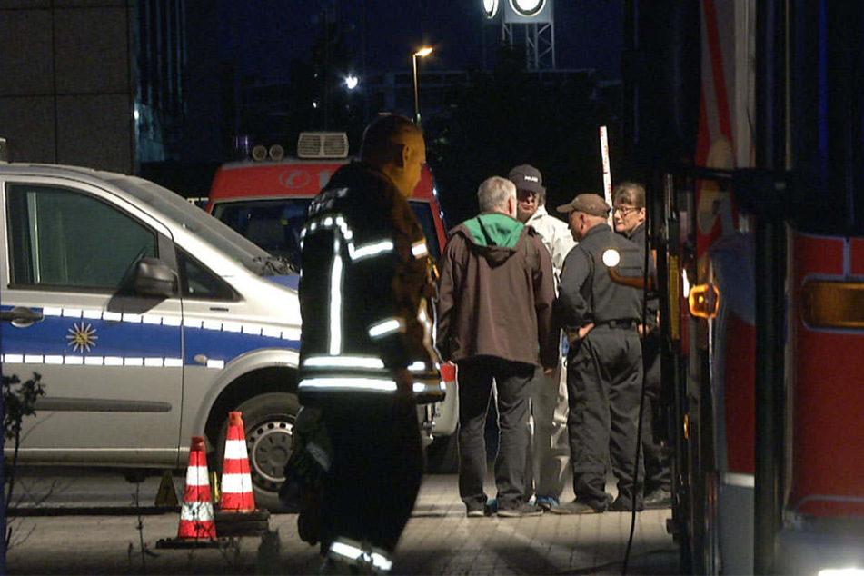 Kriminaltechnik suchen an dem Brandsatz, mit dem Unbekannte zwei Leipziger Polizeifahrzeuge niederbrennen wollten, nach Spuren.
