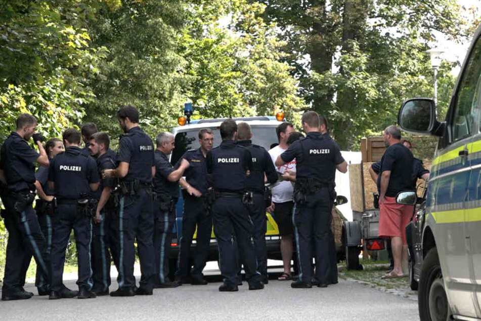 Zwei letztlich harmlose Waffen hielten die Polizei im Raum Regensburg am Dienstag in Atem.