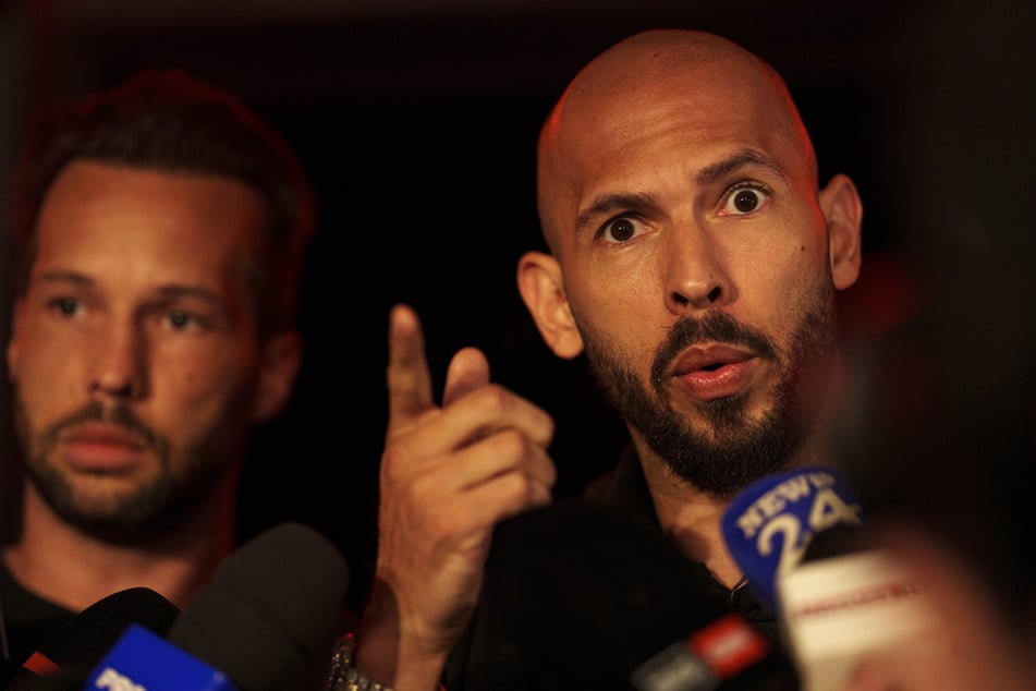 Andrew Tate (38, r.) und sein Bruder Tristan Tate (36) müssen sich nun wegen 21 weiterer Anklagepunkte verantworten. (Symbolbild)