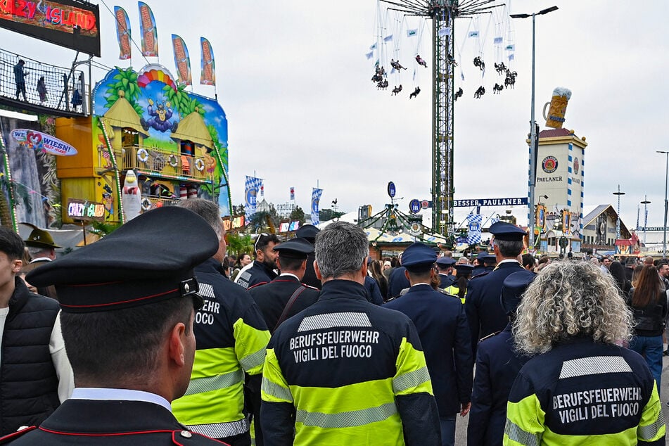 Einsatzkräfte der Berufsfeuerwehr Bozen unterstützen ihre Kollegen am zweiten Wiesn-Wochenende.