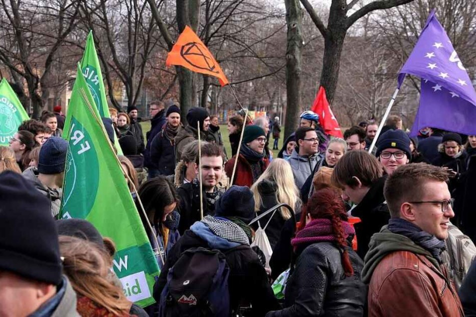 Gegendemonstranten im Alaunpark.