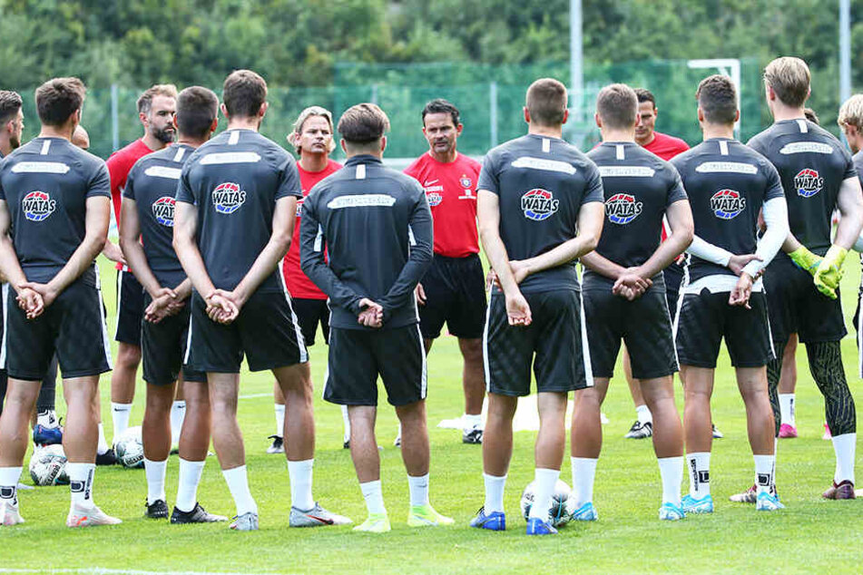 Dirk Schuster (M.) ist vom Auer Team beeindruckt: "Eine sehr spiel- und charakterstarke Mannschaft."