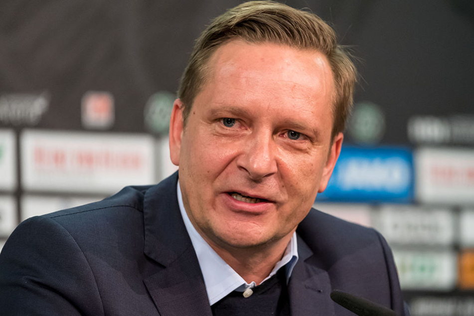 Hannovers Sportchef konnte seine Wut nicht zurückhalten und ließ im "Sky"-Interview eine wahre Schimpftirade in Richtung Schiedsrichter los.