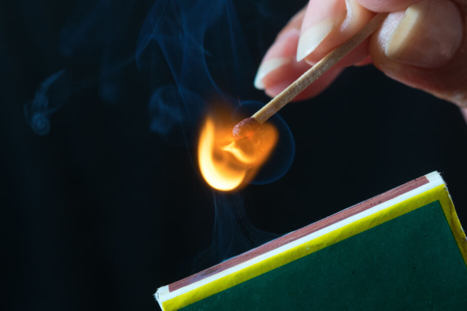 Die Täter hatten Papier neben der Flüssigkeit angebrannt, das Feuer erlosch aber. (Symbolbild)